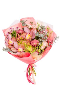 Taze çiçekler parlak buketny kompozisyon, beyaz arka plan izole.