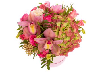 Taze çiçekler parlak buketny kompozisyon, beyaz arka plan izole.