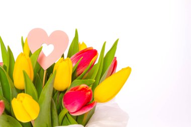 Beyaz arka plan üzerinde izole sarı ve kırmızı taze bahar Lale buketi