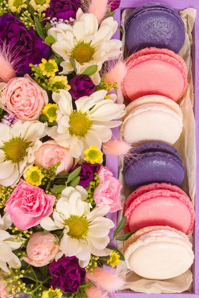 French macaroon cake. Macaroons in a box with flowers — Stock Photo, Image