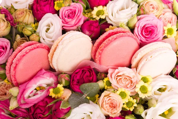 Fransız acıbadem kurabiyesi pasta. Macaroons çiçekli bir kutu içinde