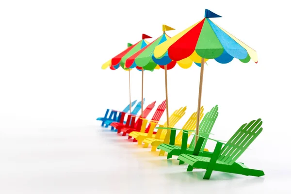 Ljusa paraplyer Hopfällbara stolar är tillverkade av papper på en vit bakgrund — Stockfoto
