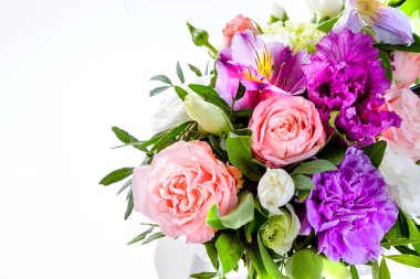 Taze çiçekler, beyaz izole parlak buketny kompozisyon
