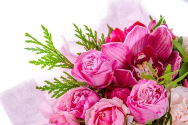 Taze çiçekler, beyaz izole parlak buketny kompozisyon