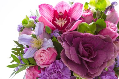 Taze çiçekler, beyaz izole parlak buketny kompozisyon