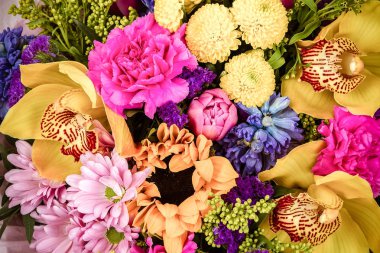 Taze çiçekler, beyaz izole parlak buketny kompozisyon