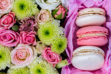 Taze çiçekler, beyaz izole parlak buketny kompozisyon