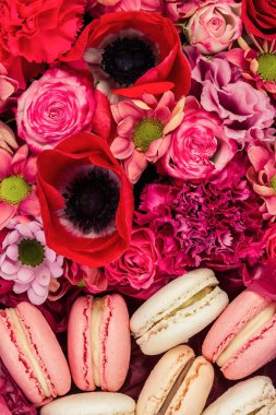 Taze çiçekler, beyaz izole parlak buketny kompozisyon