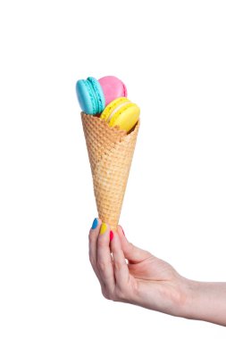 Beyaz arka plan üzerinde gözleme koni Badem Çerezler.