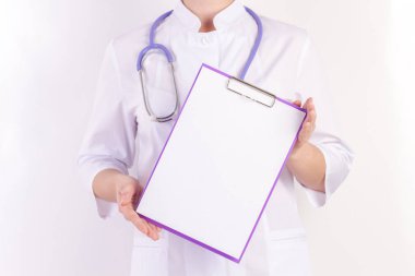 Beyaz doktor robe klasörle stetoskop ile elinde, beyaz izole arka plan üzerinde.