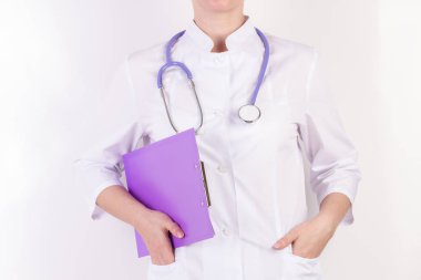 Beyaz doktor robe klasörle stetoskop ile elinde, beyaz izole arka plan üzerinde.