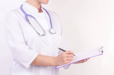 Beyaz doktor robe klasörle stetoskop ile elinde, beyaz izole arka plan üzerinde.