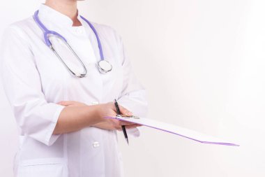 Beyaz doktor robe klasörle stetoskop ile elinde, beyaz izole arka plan üzerinde.