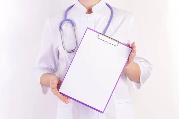 医生在白色长袍与听诊器, 与文件夹在手, 在白色隔绝的背景. — 图库照片