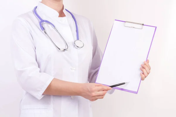 Doctor en bata blanca con estetoscopio, con carpeta en la mano, sobre fondo blanco aislado . —  Fotos de Stock