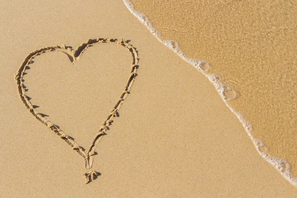 Serce rysowane na piaszczystej plaży z fali morskiej rano z miejscem dla tekstu. Koncepcja lato wakacje. Romantyczne tło. Motyw Walentynek. Widok z góry. Miejsce. — Zdjęcie stockowe