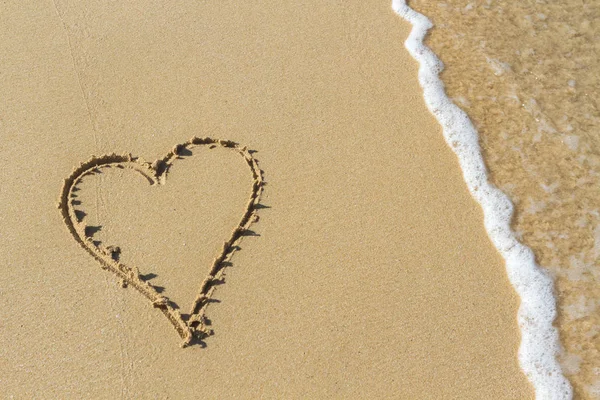 Serce rysowane na piaszczystej plaży z fali morskiej rano z miejscem dla tekstu. Koncepcja lato wakacje. Romantyczne tło. Motyw Walentynek. Widok z góry. Miejsce. — Zdjęcie stockowe