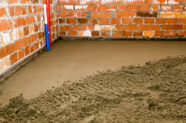 Tesisat borularını kapatın. Su zemininin ısıtma sistemini kapatın..