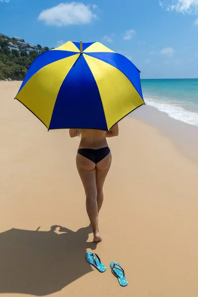Ombrellone Giovane Donna Sotto Ombrellone Una Spiaggia Soleggiata — Foto Stock