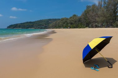 Sahilde renkli bir şemsiye