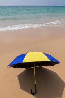 Sahilde renkli bir şemsiye