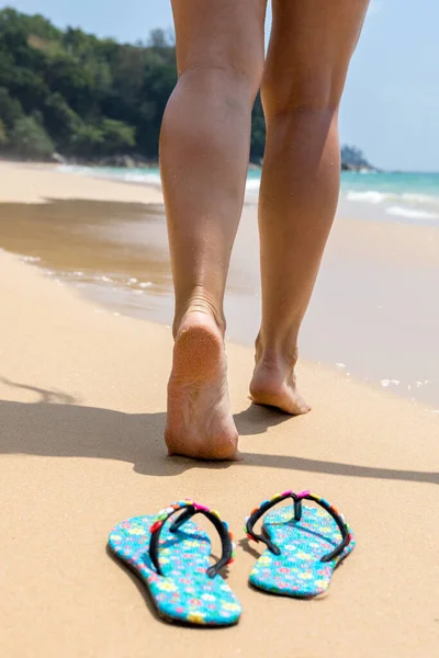 Ragazza Vista Posteriore Camminare Piedi Nudi Sulla Sabbia Scarpe Spiaggia — Foto Stock