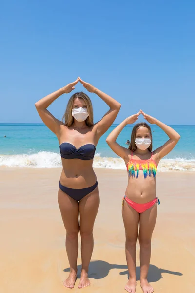 Una Mujer Niño Con Una Máscara Quirúrgica Protectora Cara Están — Foto de Stock