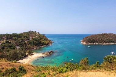 Tropik kumlu sahil ve berrak mavi suyu olan sakin göl. Çakma eğim kayması. Ya Nui plajı, Phuket, Tayland