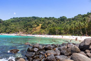 PHUKET, THAILAND, Mart 03 2020: Freedom Beach 'te tatil yapan turistler