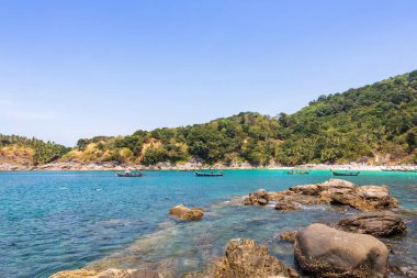 PHUKET, THAILAND, Mart 03 2020: Freedom Beach 'te tatil yapan turistler