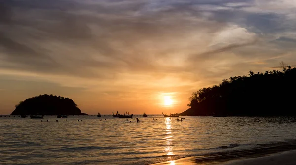 Les Gens Amusent Nagent Dans Eau Pendant Beau Coucher Soleil — Photo