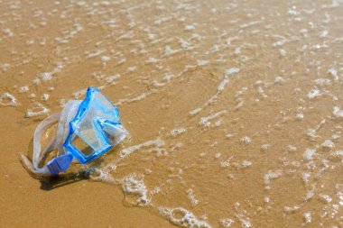 Kumsaldaki yüzme maskesi. Tüplü dalış.