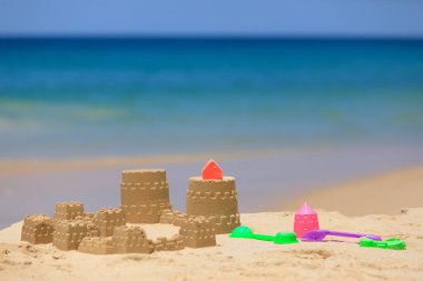 Kumsaldaki kumdan kale. Kum için biçimler