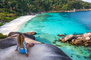Genç bir kadın Similan adasında yelkenli kayanın üzerinde duruyor. Özgürlük yolcusu kadın Similan Ulusal Parkı, Phuket, Tayland 'da Similan No.8' de harika bir tabiata sahip. Seyahat kavramı