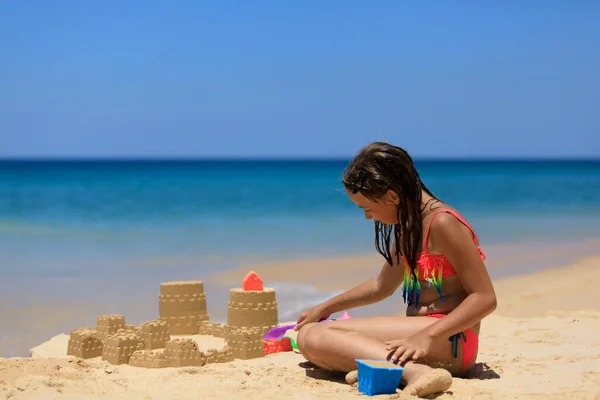 Una Chica Construye Castillo Arena Con Moldes Plástico — Foto de Stock