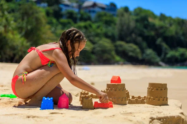 Una Chica Construye Castillo Arena Con Moldes Plástico — Foto de Stock