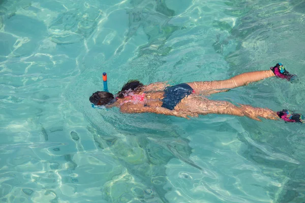 Una Ragazza Con Una Maschera Subacquea Nuota Acqua Limpida Sullo — Foto Stock