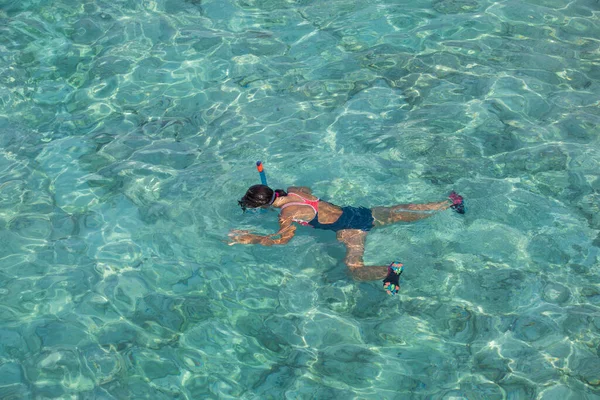 Una Ragazza Con Una Maschera Subacquea Nuota Acqua Limpida Sullo — Foto Stock