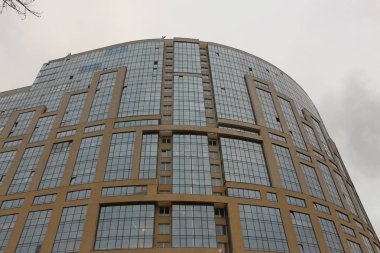 gökdelenin alttan görünüm