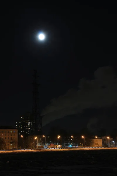 Pełnia Księżyca Nad Miastem Zima — Zdjęcie stockowe