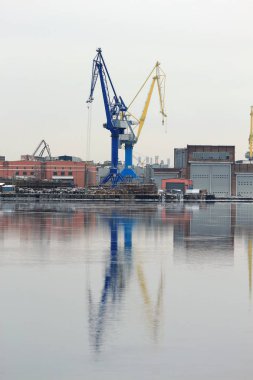 Bağlantı noktası Vinçler su yansıması ile sahilde