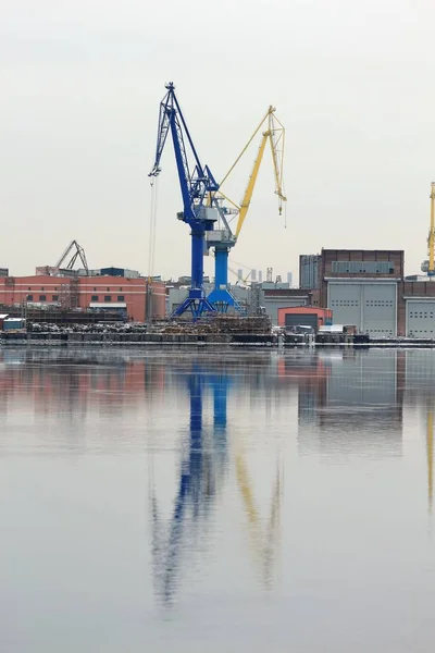 Hafenkräne Ufer Mit Reflexion Wasser — Stockfoto