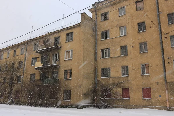 Chutes Neige Sur Fond Bâtiment Abandonné — Photo