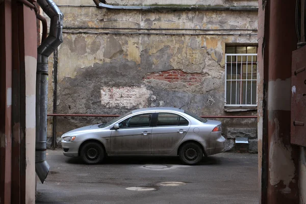 Auto Geparkeerd Oude Binnenplaats — Stockfoto
