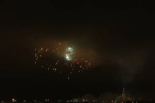 ロシア サンクトペテルブルク ピーターおよびポールの要塞の夜花火 — ストック写真
