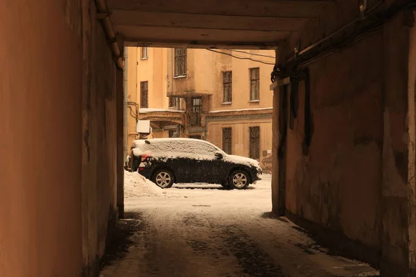 Carro Pátio Durante Uma Queda Neve — Fotografia de Stock