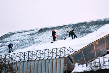 dağcılar çatıdan kar temizleme