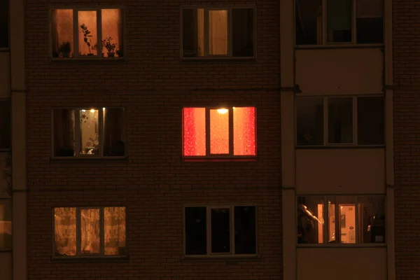 Fenêtres Rougeoyantes Des Maisons Nuit — Photo