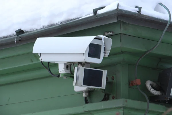 CCTV kamera yeşil bir bina duvar