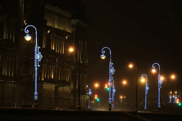 Sneeuwval Dijk Het Licht Van Lantaarns — Stockfoto